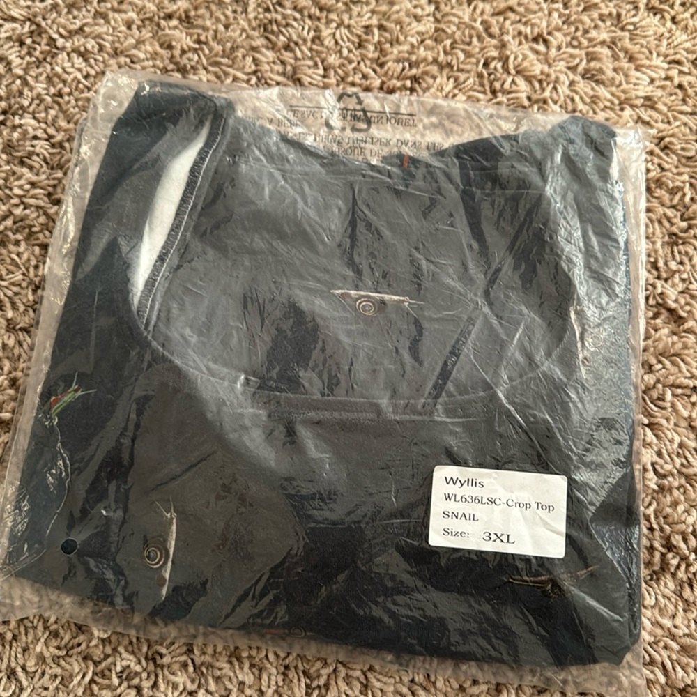 NWOT. Wyllis snails top